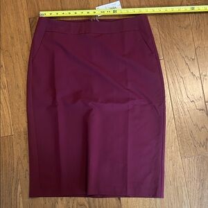 Liz Claiborne Elegant Burgundy Pencil Skirt with pockets size 12T